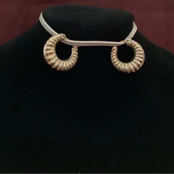 Gold Hoop Ribbed Design Earrings - Picture 4 of 7